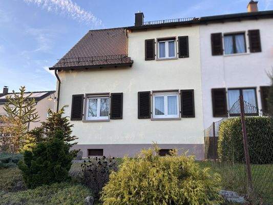 Ansicht von der Straße mit Vorgarten