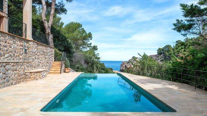 Haus zum Verkauf in erster Meereslinie von Cala Deyá, Mallorca