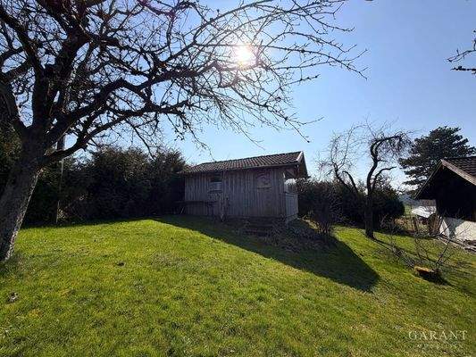 Grünfläche mit Freizeithäuschen