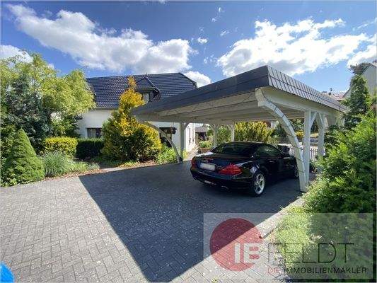 Blick Carport und Remise