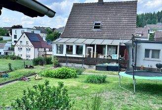 Hausansicht mit Garten