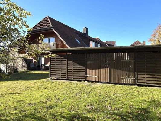 Hinterer Grundstücksbereich - Garten - rechts Carport / Unterstand