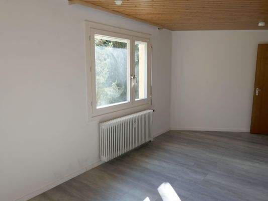 helles Schlafzimmer mit Holzdecke