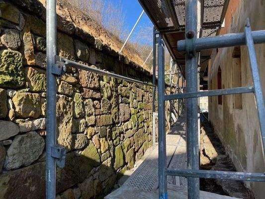 rückwärtige Mauer neu hergest.