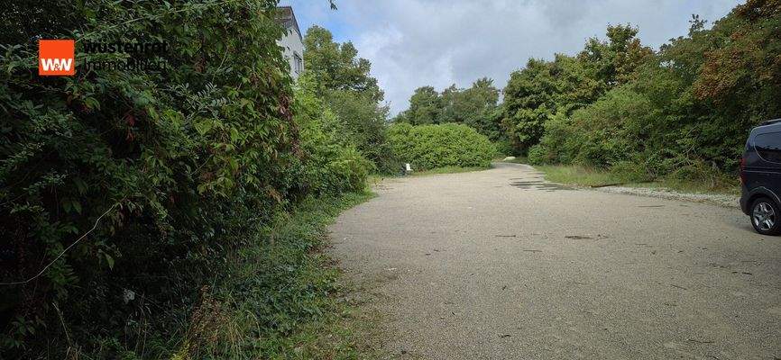 ausreichend viele Parkplatze in Lauflage zum Arbeitsplatz