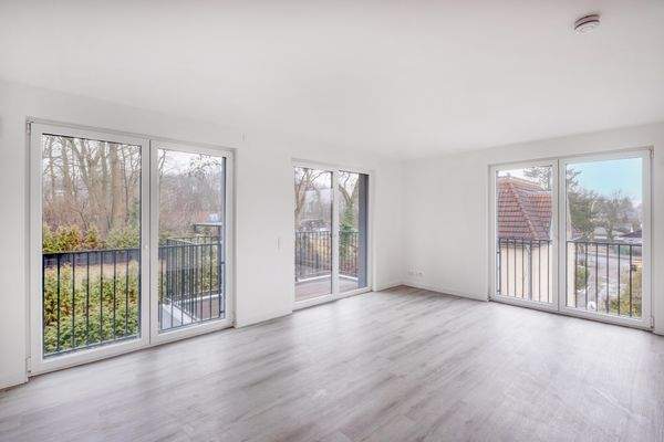 Weitere Ansicht Wohn- und Esszimmer mit offener Küche und Balkon