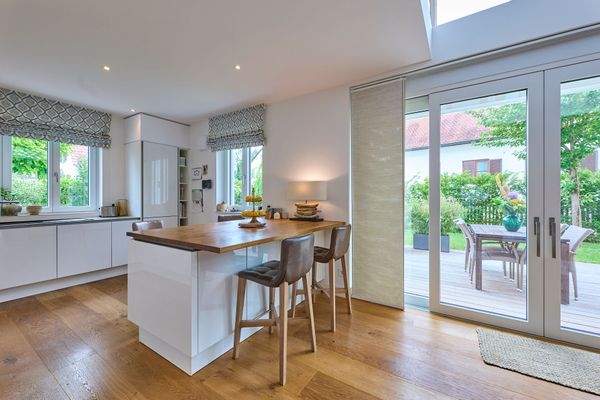 Wohnküche mit Blick zur Südwest-Terrasse