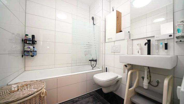 gepflegtes, modernes Bad