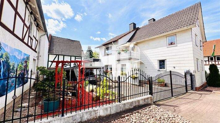 Frontansicht Hof / Zufahrt