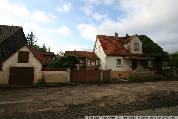 Haus mit Nebengebäude und Garage