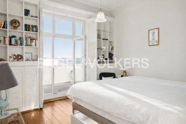 Sonnendurchflutetes Schlafzimmer 1 mit Balkonzugang