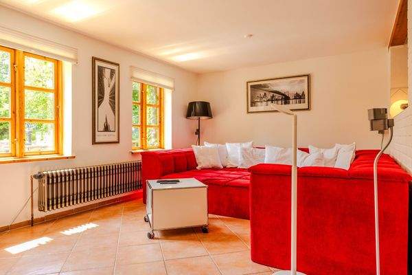 Helles Wohnzimmer mit Sofa