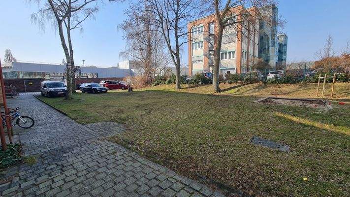 großer Garten und Parkplätze.jpg