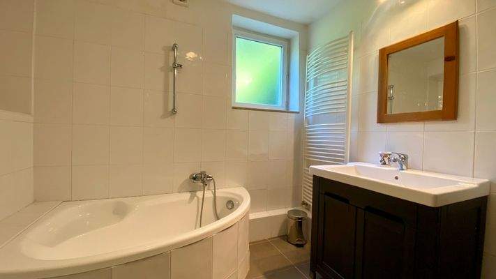 Badezimmer mit Badewanne im Erdgeschoss