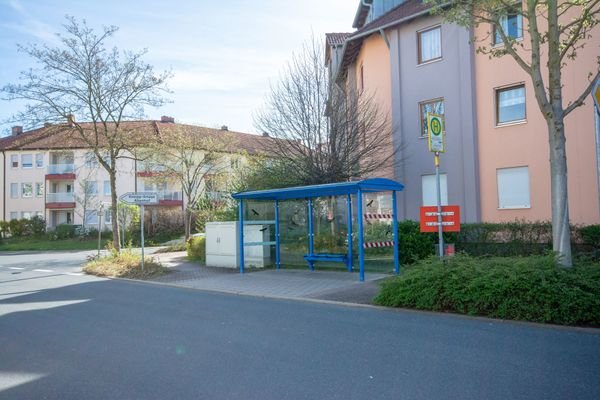 öffentliche Verkehrsanbindung direkt vorm Haus