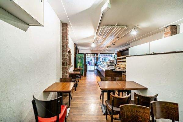 Cafe mit Sitzmöglichkeiten 