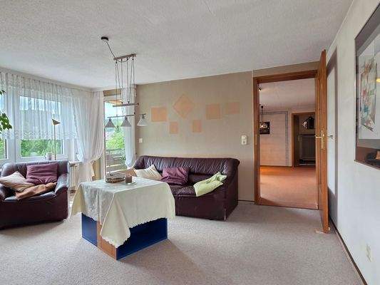 Wohnzimmer mit Balkon