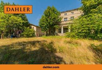 Hausansicht "Villa Rabe" mit Remise im Hintergrund