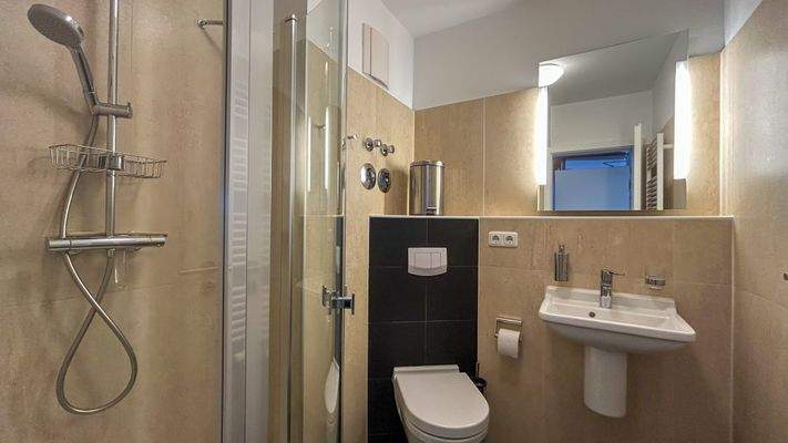 Badezimmer mit Dusche