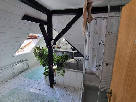 Dachgeschoss Bad m. Wanne u. Dusche
