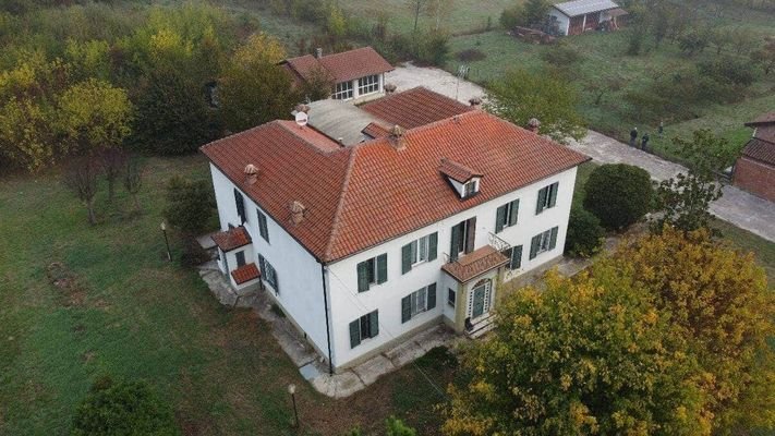 Haus mit Nebengebäude in Belveglio (Piemont)