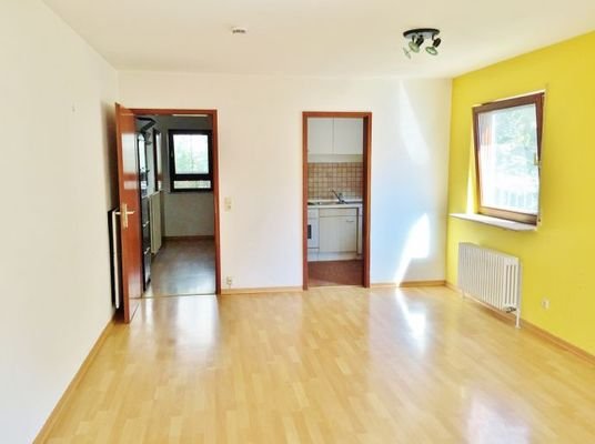 Wohnbereich mit Zugängen zu Balkon / Küche / Flur