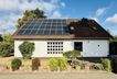 Außenansicht mit PV-Anlage
