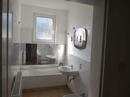 Bad mit Badewanne und Fenster