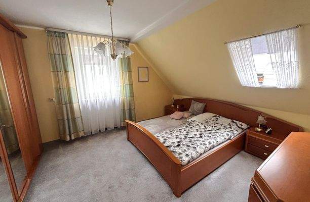 Großzügiges Schlafzimmer