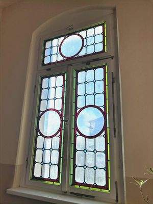 dekorative Fenster im Hausflur