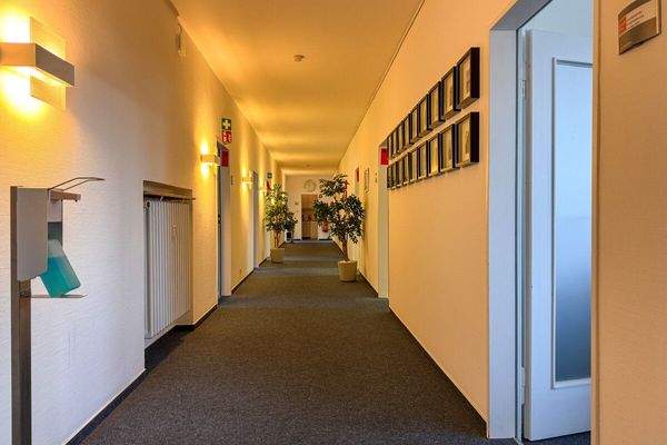 Flur mit abgehenden Büros