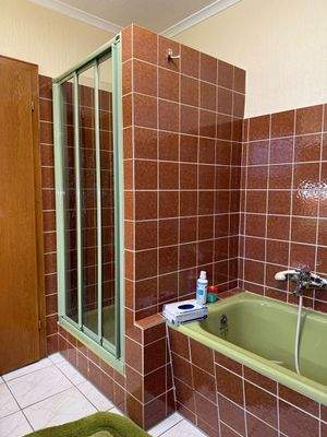 2 tes Badezimmer mit Wanne und Dusche