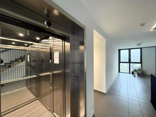 Stiegenhaus / Aufzug