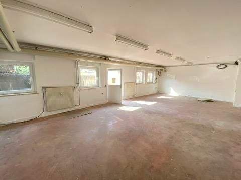 Leerer Raum mit Fenstern