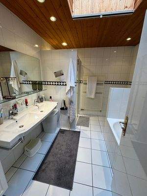 komplettes Bad mit Dachfenster.jpeg