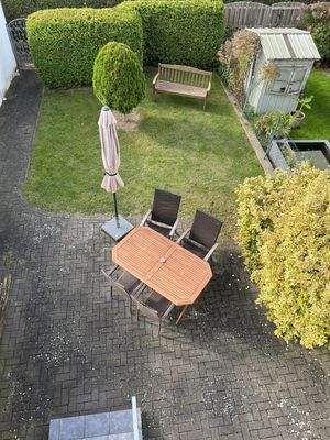 Blick von der Dachterrasse auf den hinteren Teil des Grundstückes
