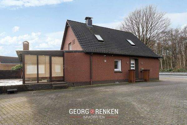 Linke Seite des Einfamilienhauses mit Wintergarten