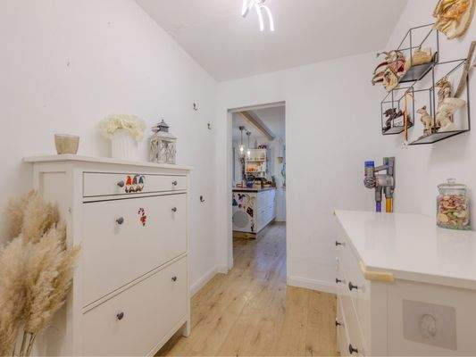 Flur mit Blick in die Küche