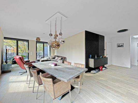 Freier Essbereich mit Zugang zur Terrasse