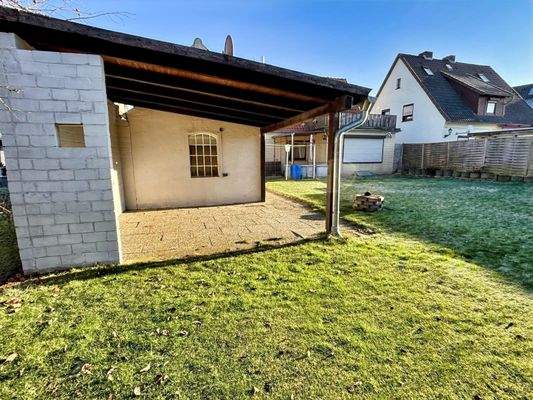 überdachter Sitzplatz im Garten