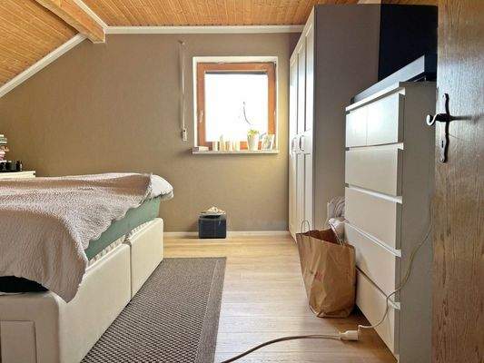 Schlafzimmer Dachgeschoss.jpg