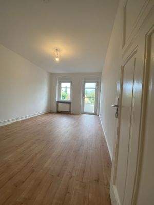 Wohnzimmer mit Balkon