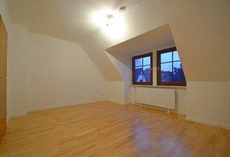 Großzügiges Schlafzimmer