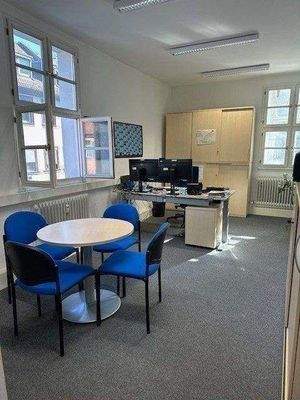 Büroraum mit Besprechnungstisch.jpg