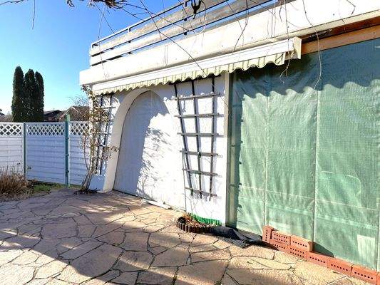 13 Teilansicht Terrasse mit Blick zu dem überdachten Freisitz.JPEG