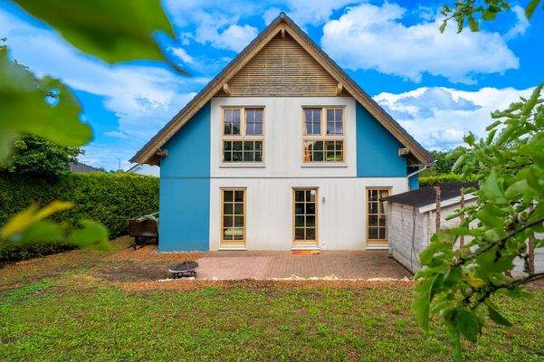 Terrasse und Gartenhaus