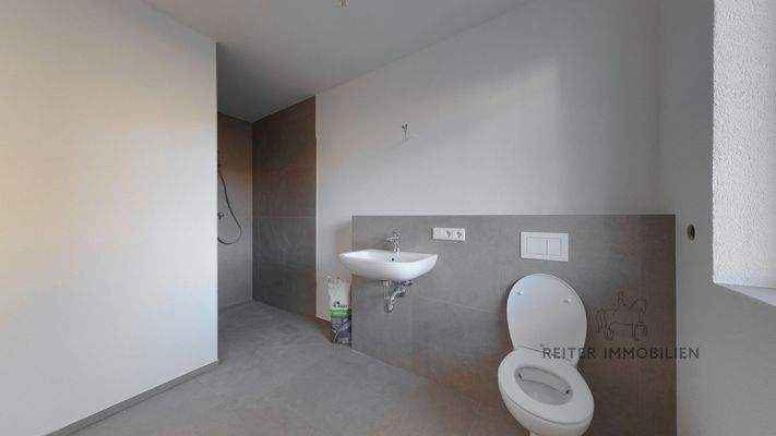 Badezimmer mit ebenerdiger Dusche