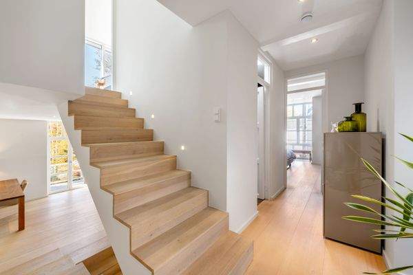 Schwebende Eichenholztreppe