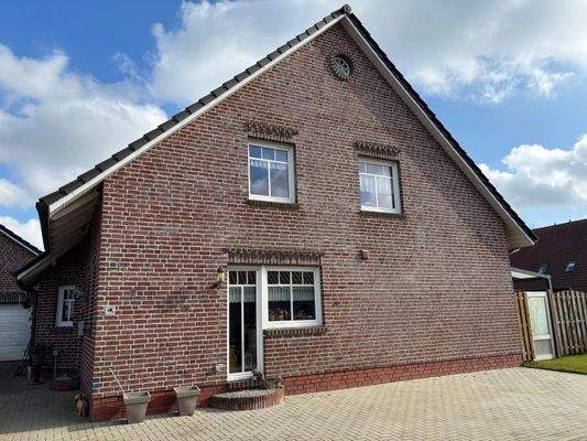 Hausansicht und Stellplatz