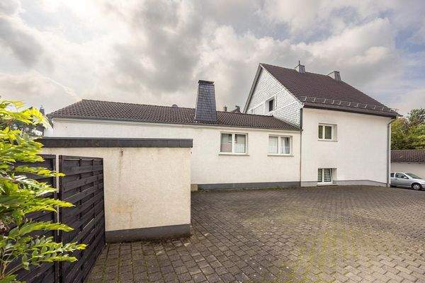 Außenansicht Altbau mit Doppelgarage davor